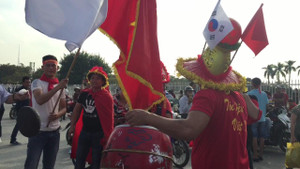 Video: Hàng ngàn CĐV đến sân Mỹ Đình sớm cổ vũ tuyển Việt Nam