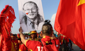 Ảnh: CĐV cắt tóc hình Park Hang Seo, nhảy múa trước trận Việt Nam vs Philippines