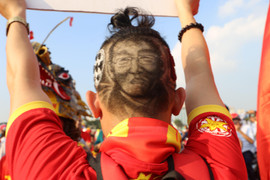 Video: CĐV đội đầu rồng, vẽ hình HLV Park Hang-seo lên đầu nhảy múa cổ vũ tuyển Việt Nam