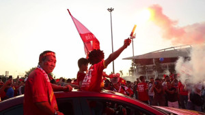 Video: Hàng trăm CĐV đốt pháo sáng ngoài sân Mỹ Đình
