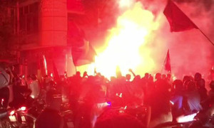 Clip: CĐV hừng hực đi 'bão' mừng tuyển Việt Nam tiến thẳng chung kết AFF Cup