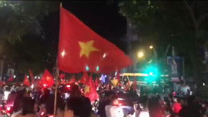 Clip: Hàng ngàn CĐV đổ ra đường đi 'bão', cờ đỏ sao vàng nhuộm đỏ phố Hà Nội