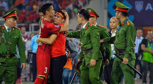 CĐV quá khích vượt rào xuống chia vui, Quế Ngọc Hải phản ứng bằng hành động đẹp