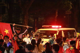 Xe cứu thương bất lực hú còi giữa dòng người mừng tuyển Việt Nam chiến thắng