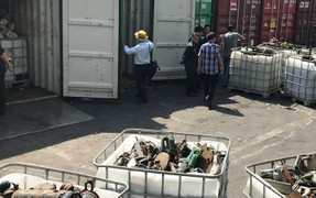 Doanh nghiệp nhập 20 container rác thải công nghiệp đã bỏ trốn