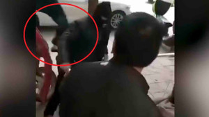 Clip: Đóng vai tội phạm tấn công trường mầm non, bảo vệ bị người đi đường đạp ngã sấp mặt