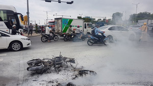 Xe tay ga bốc cháy như ngọn đuốc ở trung tâm Đà Nẵng