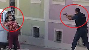 Clip: Cướp bắt cụ bà làm con tin, bị cảnh sát bắn chết tại chỗ