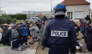 Học sinh biểu tình quỳ gối ôm đầu trước cảnh sát khiến nước Pháp phẫn nộ