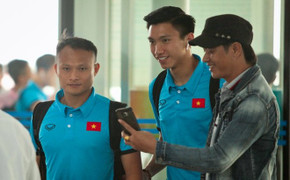 CĐV xin chữ ký Quang Hải trước khi tuyển Việt Nam bay sang Malaysia