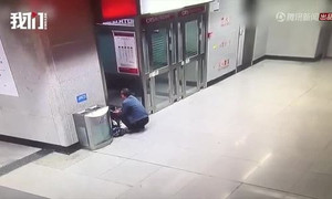 Nhà mất điện, bố đưa con ra ga tàu làm bài tập