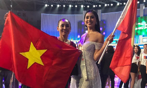 Hoa hậu Tiểu Vy ôm chặt mẹ, giương cao quốc kỳ Việt Nam sau chung kết ‘Hoa hậu Thế giới 2018’