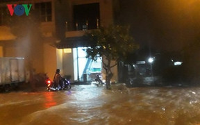 Lũ ập về xô đổ tường, cuốn trôi 2 mẹ con, hàng chục người mắc kẹt ở Quảng Trị