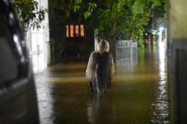 Lũ ập về xô đổ tường, cuốn trôi 2 mẹ con: Tìm thấy thi thể người mẹ