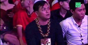 Sự thật đại gia đeo 13 kg vàng ngồi sân Mỹ Đình cổ vũ đội tuyển Việt Nam