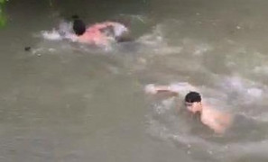 Clip: Phố Đà Nẵng biến thành sông, dân bơi lội trên phố