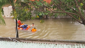 Cứu 4 người mắc kẹt trong ngôi nhà chìm sâu dưới nước ở Đà Nẵng