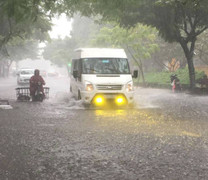 Ảnh: Phố cổ Hội An chìm trong biển nước, xe cộ phải bật đèn giữa ban ngày