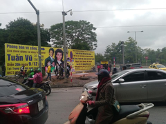 Người đàn ông bị bỏng nặng khi lắp biển quảng cáo ở Hà Nội