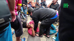 Hàng vạn CĐV dựng lều, giẫm đạp để mua vé trận Malaysia vs Việt Nam