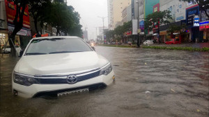 Đà Nẵng mưa ngập lịch sử: Xót xa hàng loạt xe sang 'chết chìm' dưới hầm