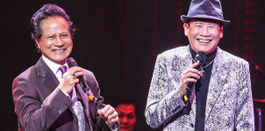 Chế Linh hoãn chuyến bay về Canada, ở lại Hà Nội song ca cùng Tuấn Vũ