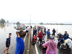 Nước ngập sâu 1m, giao thông trên quốc lộ 1A qua Quảng Nam tê liệt