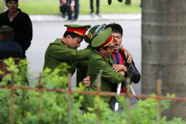 Video: Trèo vào trụ sở VFF, CĐV quá khích bị công an xốc nách ra ngoài
