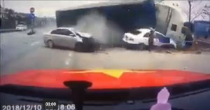 Clip: Xe container mất lái lao qua dải phân cách, bà mẹ ôm con chạy thoát thân thần kì