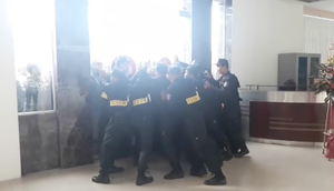 Clip: Cảnh sát cơ động chốt cửa, những kẻ quá khích vẫn lao cả xe vào trụ sở VFF