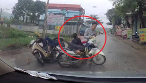 Clip: Xe Wave kẹp 3 đánh võng 'trêu ngươi' ô tô, gây họa cho xe Lead