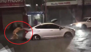 Clip CSGT dầm mưa giúp tài xế đẩy ô tô chết máy gây sốt mạng xã hội