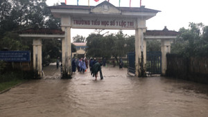 Mưa lũ hoành hành ở Huế: Một người mất tích, hàng nghìn học sinh phải nghỉ học