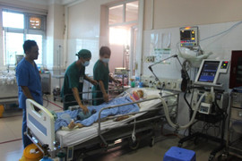 Bác sĩ thức trắng đêm cứu 12 nạn nhân tai nạn giao thông ở Quảng Ninh