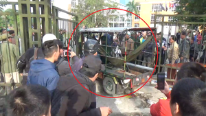 Video: CĐV lái xe ba bánh lao tung cổng trụ sở VFF