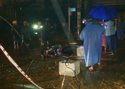 Vướng dây điện lòng thòng trên đường, hai vợ chồng bị điện giật thương vong