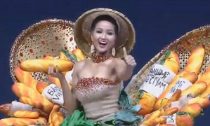 H'Hen Niê tự tin trình diễn trang phục Bánh Mì, 'chặt chém' dàn người đẹp quốc tế