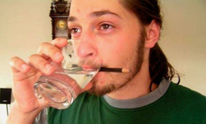 Chàng trai nấc liên tục 1.800 lần một giờ và chưa thể dừng lại