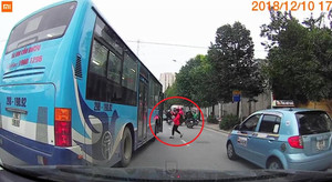 Clip: Xe buýt đi vào làn BRT, ngông nghênh dừng giữa đường đón khách