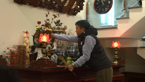 Clip: Bố cầu thủ Quang Hải thắp hương mong gia tiên phù hộ tuyển Việt Nam chiến thắng