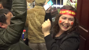 Video: Việt Nam ghi 2 bàn ở hiệp 1, CĐV nhà Quang Hải hò hét sung sướng