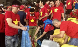 Clip: CĐV Việt Nam nán lại dọn rác sau trận chung kết tại Malaysia