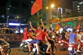 Biến tướng của 'đi bão' bóng đá ngày nay