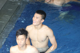 Tuyển Việt Nam tắm nước đá đề hồi phục sau chung kết lượt đi với Malaysia