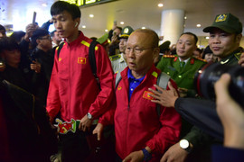 Ảnh: Hành động nhỏ tại sân bay khiến CĐV, cầu thủ thêm nể HLV Park Hang Seo