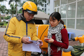 Video: Những người đặt thành công, nhận tấm vé đầu tiên xem chung kết AFF cup 2018 ở Hà Nội