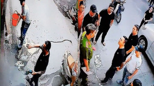 Video: Nhóm côn đồ liều lĩnh phá cửa, tạt dầu nhớt 'khủng bố' nhà dân trước mặt công an ở TP.HCM