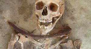 Phát hiện bộ xương 'ma cà rồng' hơn 2.000 tuổi ở Anh