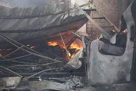 Clip: Cận cảnh hiện trường gara ô tô gần sân vận động Mỹ Đình, Hà Nội bốc cháy dữ dội