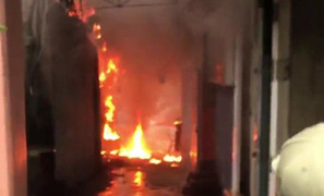 Clip: Quán karaoke ở Hà Nội bốc cháy ngùn ngụt